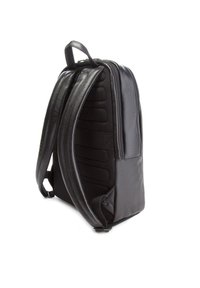 Zaino in pelle nera con schienale imbottito, spallacci regolabili e chiusura con zip. Presenta una finitura texturizzata e un design elegante e moderno.