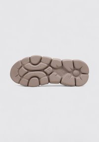 Suela de zapato de goma en tono marrón con patrones texturizados y formas variadas. Presenta una puntera redondeada y un agarre con diseño para mayor tracción.