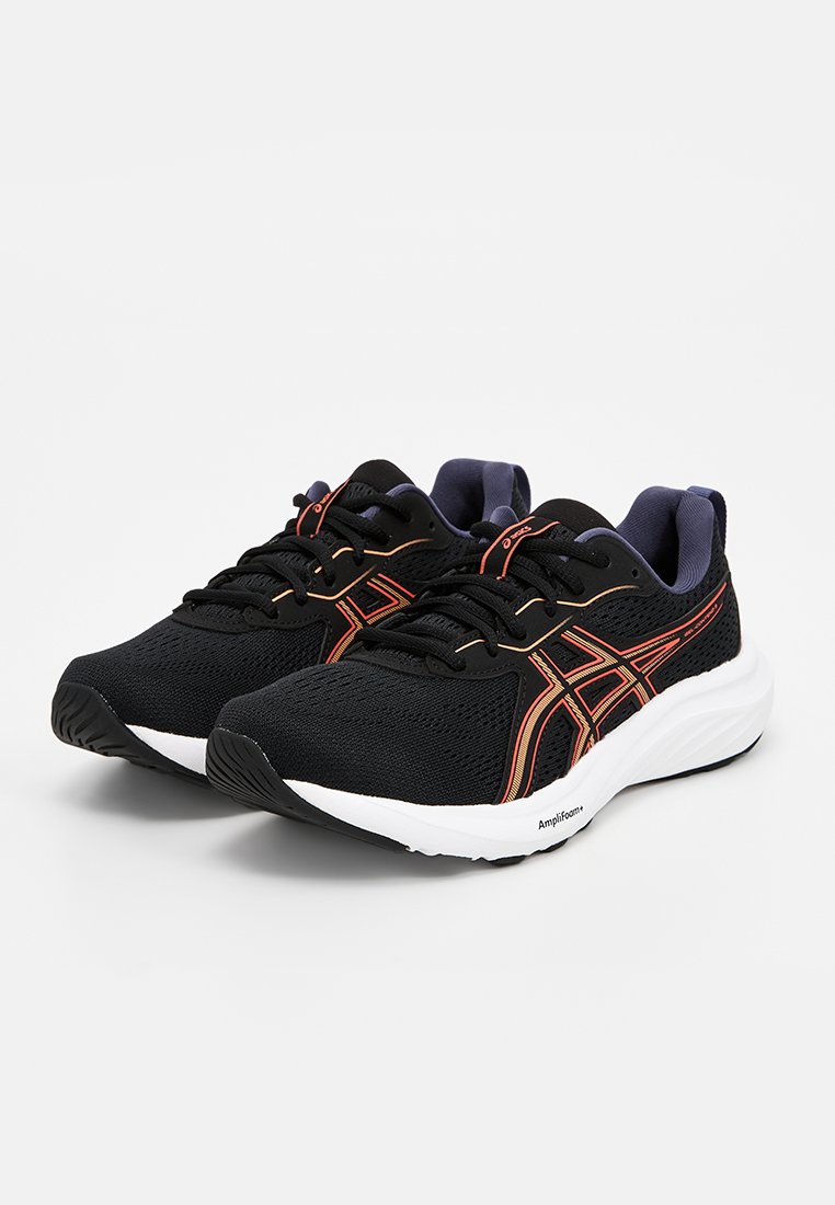 Scarpe da ginnastica nere con tomaia in mesh traspirante, dettagli rossi e arancioni, colletto imbottito e intersuola bianca, etichettate "AmpliFoam."