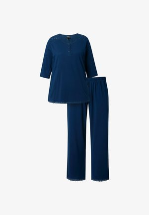 Navy blue pyjamasæt bestående af en knap-op top med broderi ved halsudskæringen og bølgende kanter, samt matchende bukser med elastik i taljen.