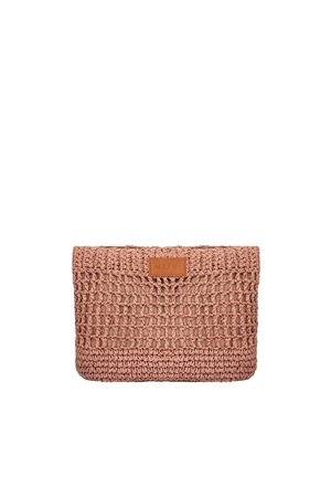 Piccola clutch rettangolare rosa polveroso intrecciata con sezione centrale a tessuto aperto e etichetta del marchio in pelle sulla pattina superiore.