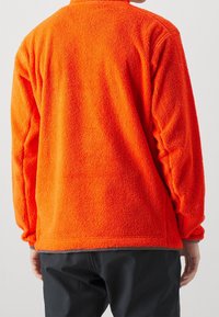 Fleece pullover in felgrood, van een textuur materiaal, lange mouwen, kraag en een rechte zoom. Heeft een gezellige, pluizige uitstraling.