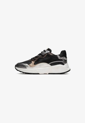 Zwarte en zilveren sneaker gemaakt van mesh en leer, met een gestructureerd ontwerp, unieke accenten en een opvallende witte zool.