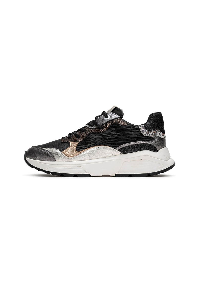 Schwarze und silberne Sneaker aus Mesh- und Leder-Materialien, mit einem strukturierten Design, einzigartigen Akzenten und einer auffälligen weißen Sohle.