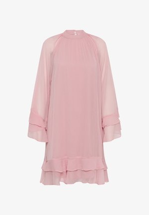 Helles pinkes Kleid aus transparenter Stoff, mit hohem Kragen, langen, ausladenden Ärmeln und Rüsche am Saum, das geraffte Details an den Schultern aufweist.