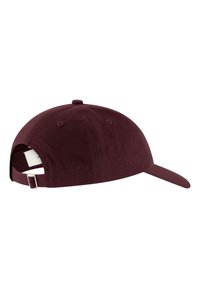 Kastanienbrauner Baseballschlüssel mit verstellbarem Riemen und Metallverschluss, sechs Belüftungsöffnungen und gebogenem Schild, von der Seite und von hinten gezeigt.