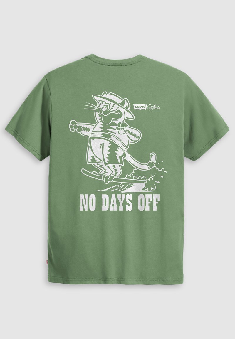 Groene katoenen T-shirt met een cartoonkat op ski's en de tekst "GEEN DAGEN VRIJ" in het wit. Levi's-logo boven het ontwerp.