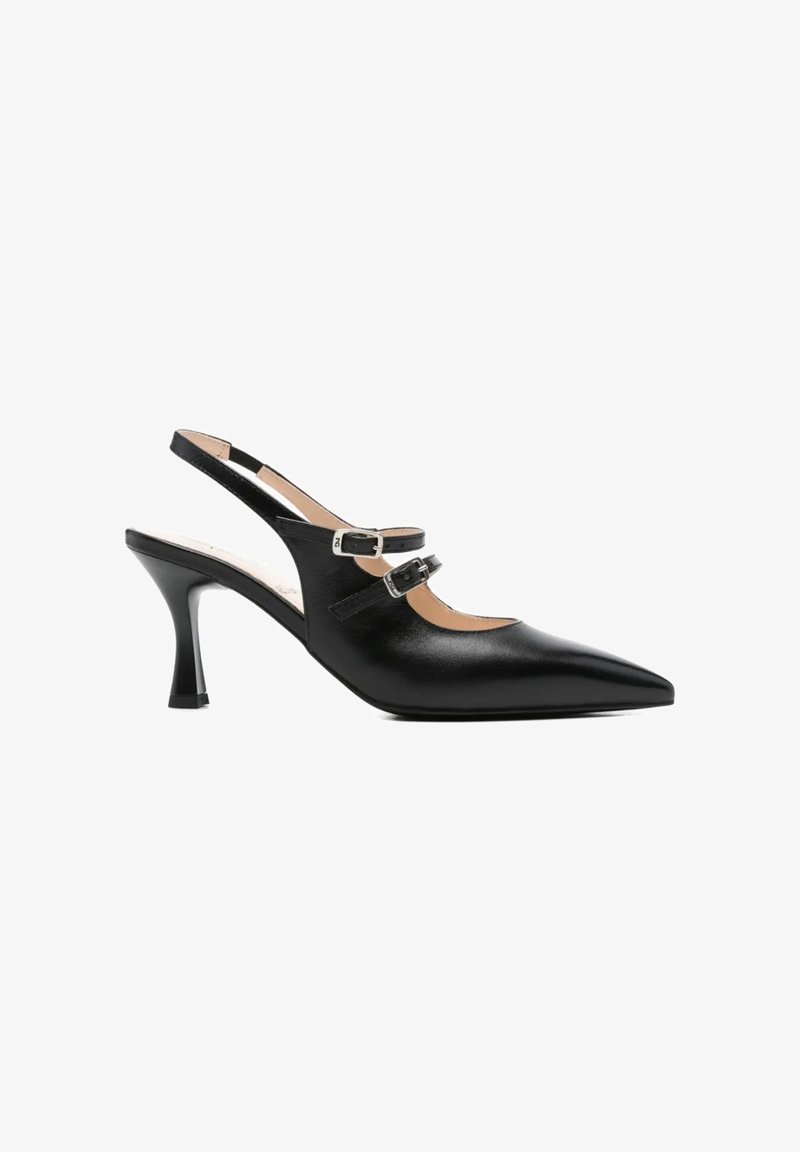 Escarpin noir en cuir avec bout pointu, bride arrière à boucle réglable et deux sangles à boucle ajustables, talon incurvé mi-hauteur et fin.