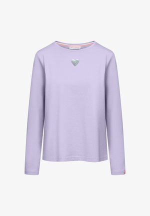 Lila hemd met lange mouwen, met een klein zilveren hartembleem gecentreerd onder de halslijn, ronde kraag en eenvoudige zoomboorden.