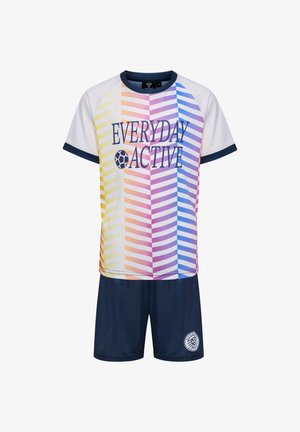 Actieve kleding set met een witte top met een multicolor zigzag patroon en de tekst "EVERYDAY ACTIVE", gecombineerd met marineblauwe shorts en logodetail.