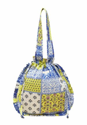 Geantă din material cu șnur, cu modele patchwork florale în albastru, galben și crem, având o curea lungă de umăr și margini cu volane.