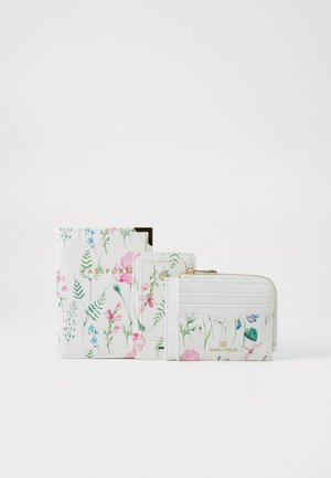 Anna Field SET - Matkatarvikkeet - white