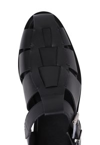 Sandale pour homme en cuir noir avec bout fermé, brides tressées et boucle réglable à la cheville.