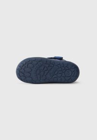 Blauwe rubberen sandaalzool met een geprofileerd loopvlak, voorzien van de ingekraste merknaam "Lurchi" en maatmarkering "24."