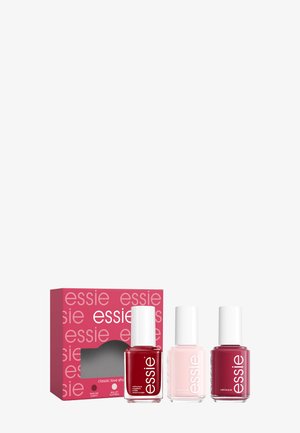 Trois flacons de vernis à ongles Essie en rouge, rose pâle et mauve avec un emballage rouge assorti étiqueté « classic love shot ».