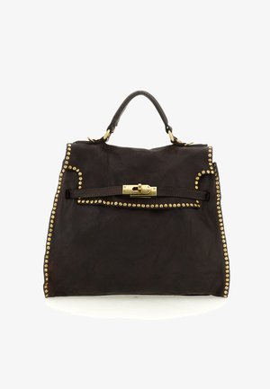 Borsa a mano in pelle marrone con borchie dorate lungo i bordi, manico superiore e chiusura frontale. Texture liscia con forma strutturata.