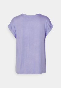 T-shirt lavande à manches courtes avec une coupe ample, un col rond et des poignets retroussés. Fabriqué en tissu doux avec une texture lisse.