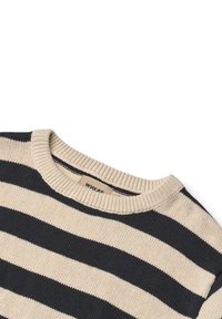 Gestreifter Pullover mit breiten Creme- und Marineblauen Streifen, einem gerippten Halsausschnitt und einer weichen Stricktextur. Markenlabel im Kragen sichtbar.