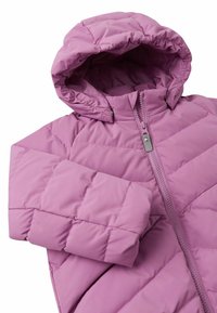 Giacca puffer viola chiaro con zip frontale, cappuccio e motivo trapuntato. Il tessuto appare liscio e morbido, mostrando un design caldo e imbottito.