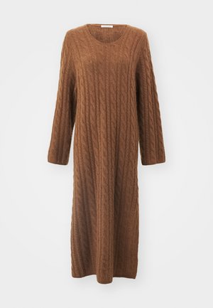 Largo vestido de punto marrón con patrones de trenzado, escote redondo y mangas largas. La tela parece suave y texturizada, alcanzando una longitud hasta la mitad de la pantorrilla.