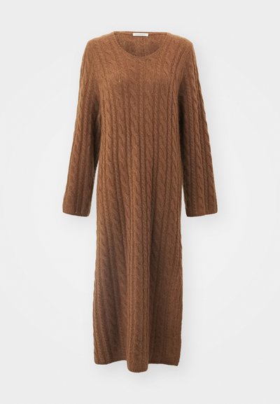 Garšs, brūns adīts kleita ar kabeli rakstiem, apaļu kakla izgriezumu un garām piedurknēm. Audums izskatās mīksts un teksturēts, sasniedzot viduslaukuma garumu.