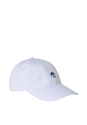 Weiße Baseballkappe mit gebogenem Schirm und kleinem blau-weißem runden Logo auf dem vorderen rechten Paneel.