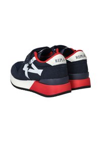 Marineblauwe sneakers met een suède textuur, voorzien van een wit sterontwerp en rode accenten op de zool en hiel, gebrandmerkt met 'REPLAY.'