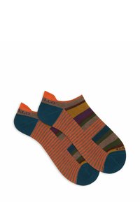 Un paio di calzini alla caviglia con strisce arancioni e marroni, tallone e punta color teal, e strisce orizzontali multicolori nella parte superiore del piede.