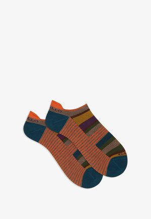 Ein Paar Knöchelsocken mit orange-braunen Streifen, tealfarbener Ferse und Zehenpartie sowie mehrfarbigen horizontalen Streifen im oberen Fußbereich.