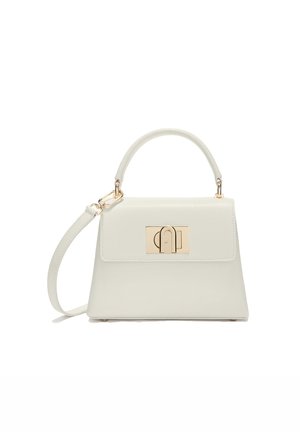 Sac à main en cuir blanc avec poignée supérieure et bandoulière amovible, doté d'une fermeture à rabat avec fermoir en métal doré.