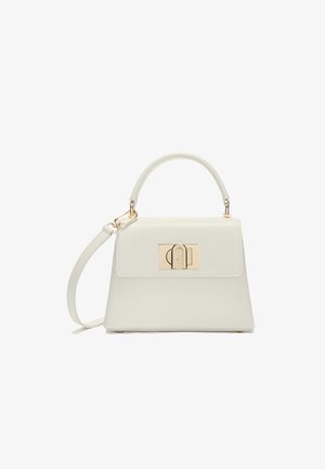 Sac à main en cuir blanc avec poignée supérieure et bandoulière amovible, doté d'une fermeture à rabat avec fermoir en métal doré.