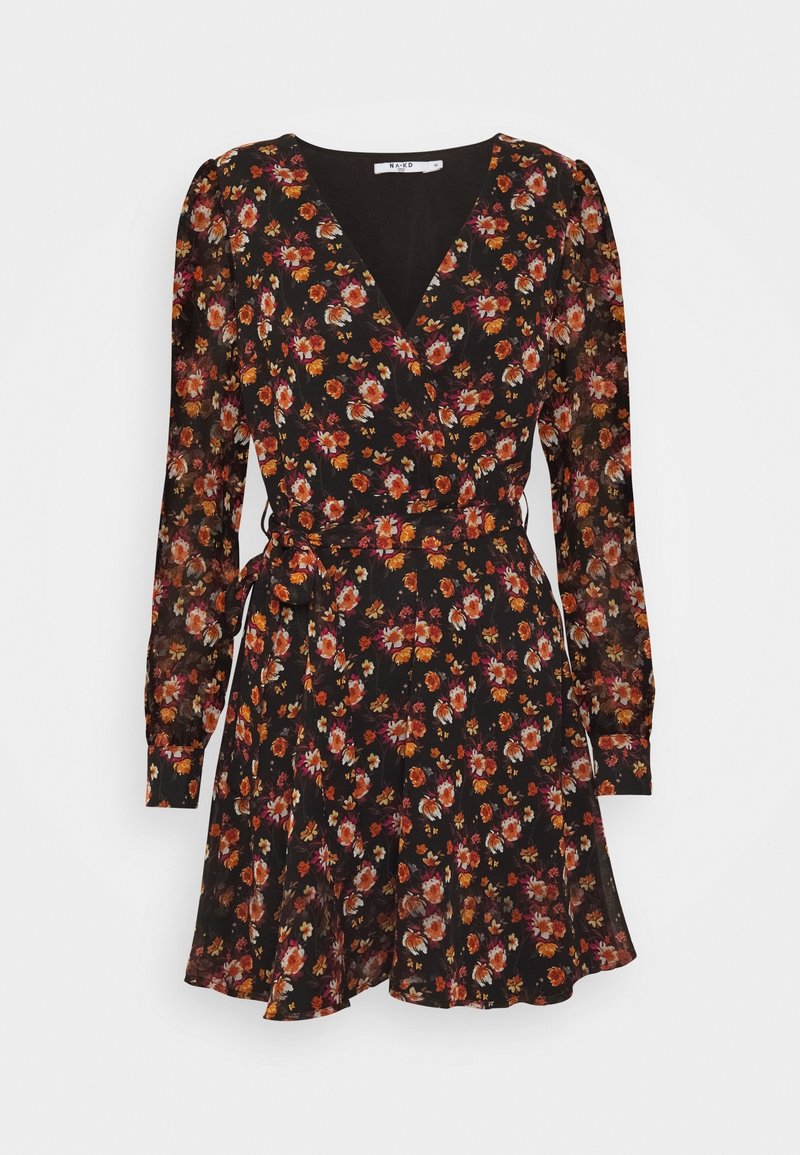 Robe portefeuille noire à manches longues avec imprimé floral orange, rouge et blanc, comprenant une ceinture en tissu nouée à la taille et un décolleté en V.