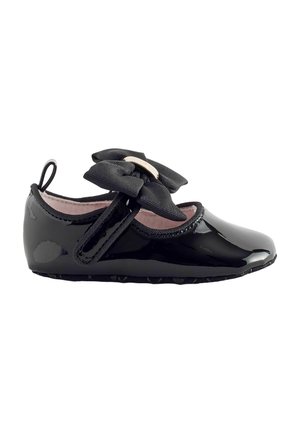 Chaussure de bébé noire brillante avec nœud en tissu et boucle argentée, doublure intérieure rose douce et une petite boucle au talon.
