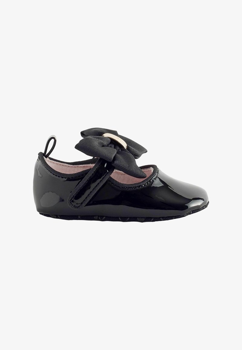 Chaussure de bébé noire brillante avec nœud en tissu et boucle argentée, doublure intérieure rose douce et une petite boucle au talon.