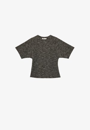 Haut en maille à manches courtes gris foncé avec un motif zigzag texturé et un col rond, posé à plat sur un fond blanc.