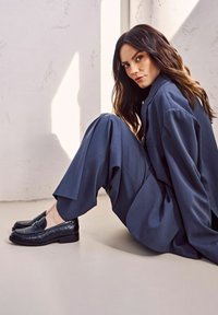 NEWD. Scarpe senza lacci - black croco