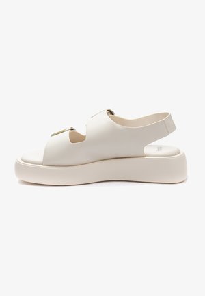 Weißes Leder-Sandale mit einem offenen Zehendesign, einem Slingback-Riemen und einer dicken Plattformsohle. Auffällige Gold-Hardware-Akzent an der oberen Partie.