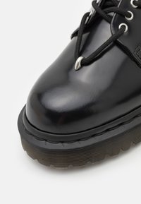 Dr. Martens ZEFFIR 5I - Kasdieniai suvarstomi batai - black/buttero
