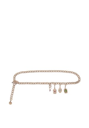 Gouden kettingriem met hangende bedeltjes, waaronder een hand, naamplaatje en kleurrijke stenen hangers tegen een witte achtergrond.