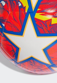 Pallone da calcio rosso e blu con design a stelle bianche, superficie testurizzata con motivi audaci e finitura lucida.