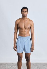 Ανοιχτομπλε μαγιό σορτς με μαύρη πλαϊνή ρίγα, διαθέτει ελαστική μέση και λείο, ελαφρύ ύφασμα. Σχεδιασμένο για εφαρμοστή εμφάνιση.