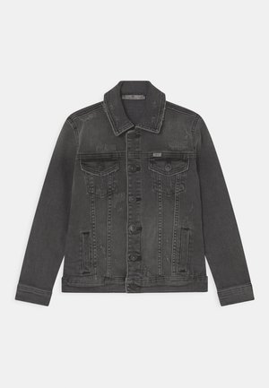 Veste en denim gris foncé avec fermeture à boutons devant, deux poches poitrine à rabat et deux poches latérales, présentant un aspect légèrement usé.