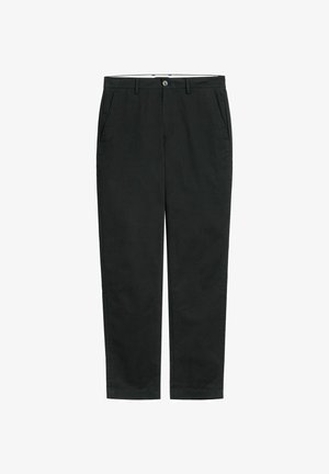 Czarne spodnie o prostych nogawkach z zapięciem na guziki i suwak, szlufkami na pasek oraz bocznymi kieszeniami, prezentowane na białym tle.