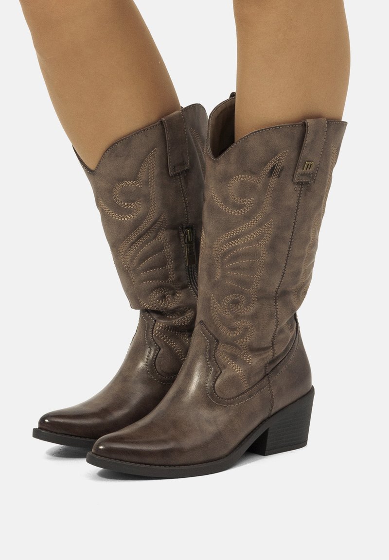 Botas de cowboy de imitación cuero marrón con punta afilada, costuras decorativas y tacón bajo en bloque; cuentan con una cremallera lateral para facilitar su uso.
