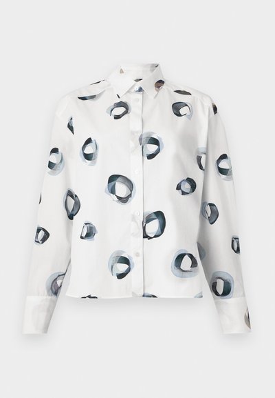 Camisa blanca de botones con un estampado circular abstracto en tonos de azul y negro. Está hecha de algodón con una textura suave y mangas largas.