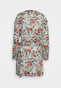 Lehká šatová sukni s květinovým vzorem, který zahrnuje zelenou, červenou a jemné struktury. Dlouhé rukávy a zavázaný pas zvýrazňují design.