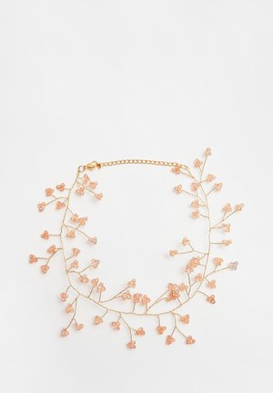 Goldene Kettenhalskette mit filigranem Blumendesign, ausgestattet mit pinken und klaren Perlen, die zu geschwungenen Zweigen angeordnet sind. Verstellbarer Verschluss.