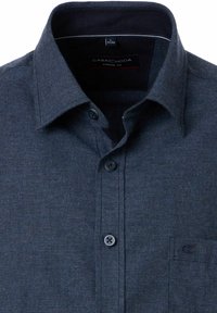 Donkerblauw casual fit knoopshirt met spitse kraag en een kleine borstzak, gemaakt van subtiel gestoffeerde stof.