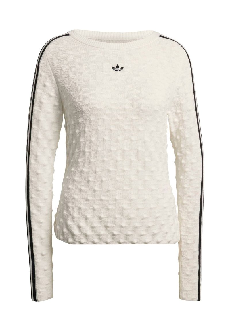 Weißer strukturierter Pullover mit Rundhalsausschnitt, langen Ärmeln und schwarzen Seitenstreifen. Kleines schwarzes Logo auf der Vorderseite.
