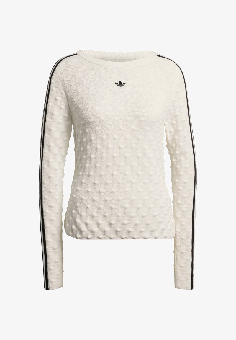 Weißer strukturierter Pullover mit Rundhalsausschnitt, langen Ärmeln und schwarzen Seitenstreifen. Kleines schwarzes Logo auf der Vorderseite.